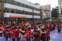 培养幼儿与家长良好的亲子关系，以促进家园共育的顺利开展 
